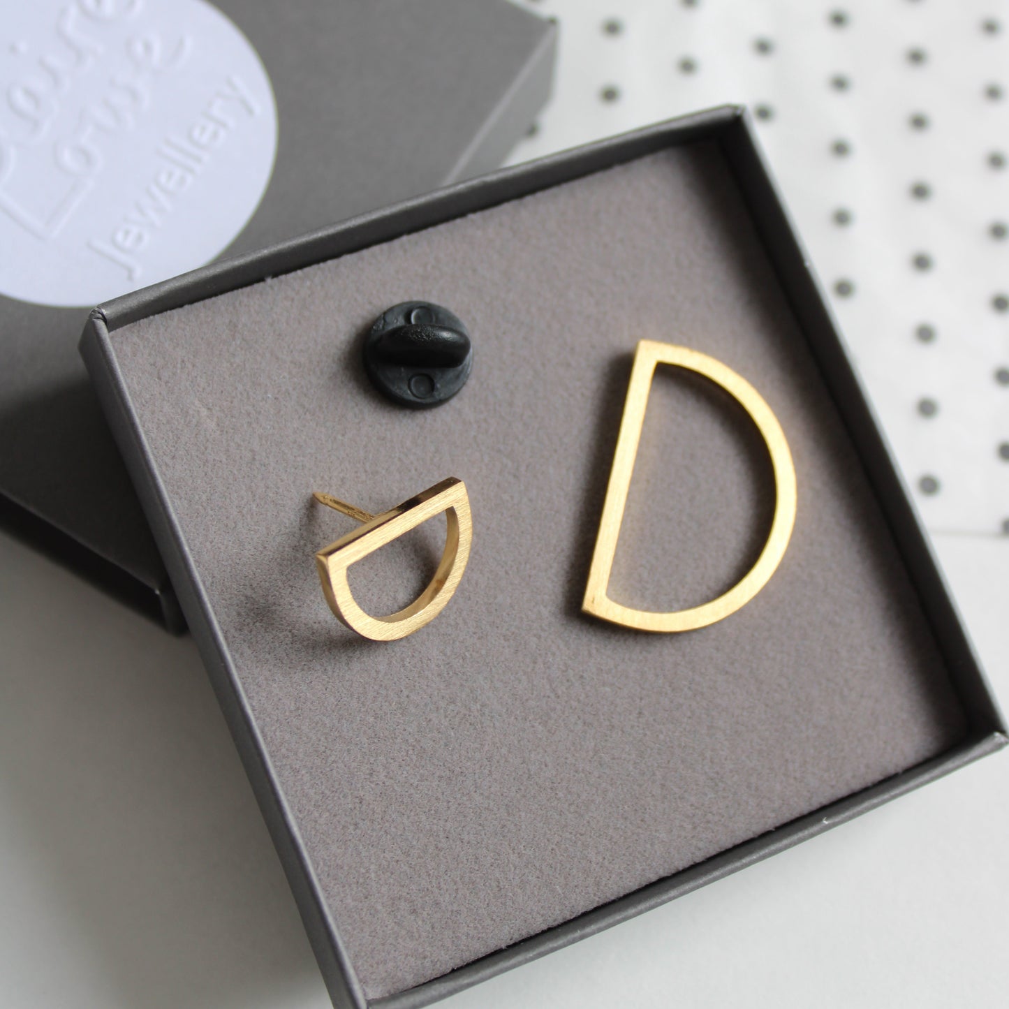 arc brooch set gold