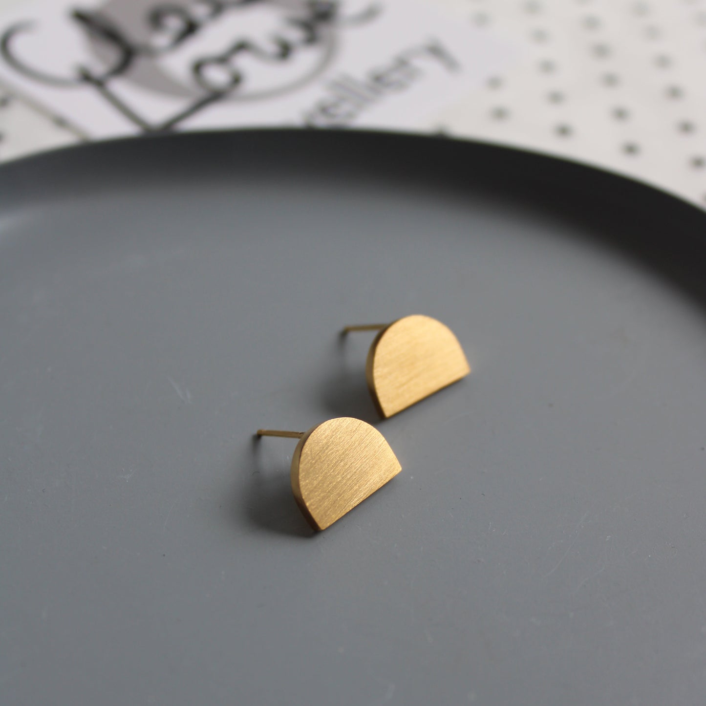 solid arc studs in gold vermeil