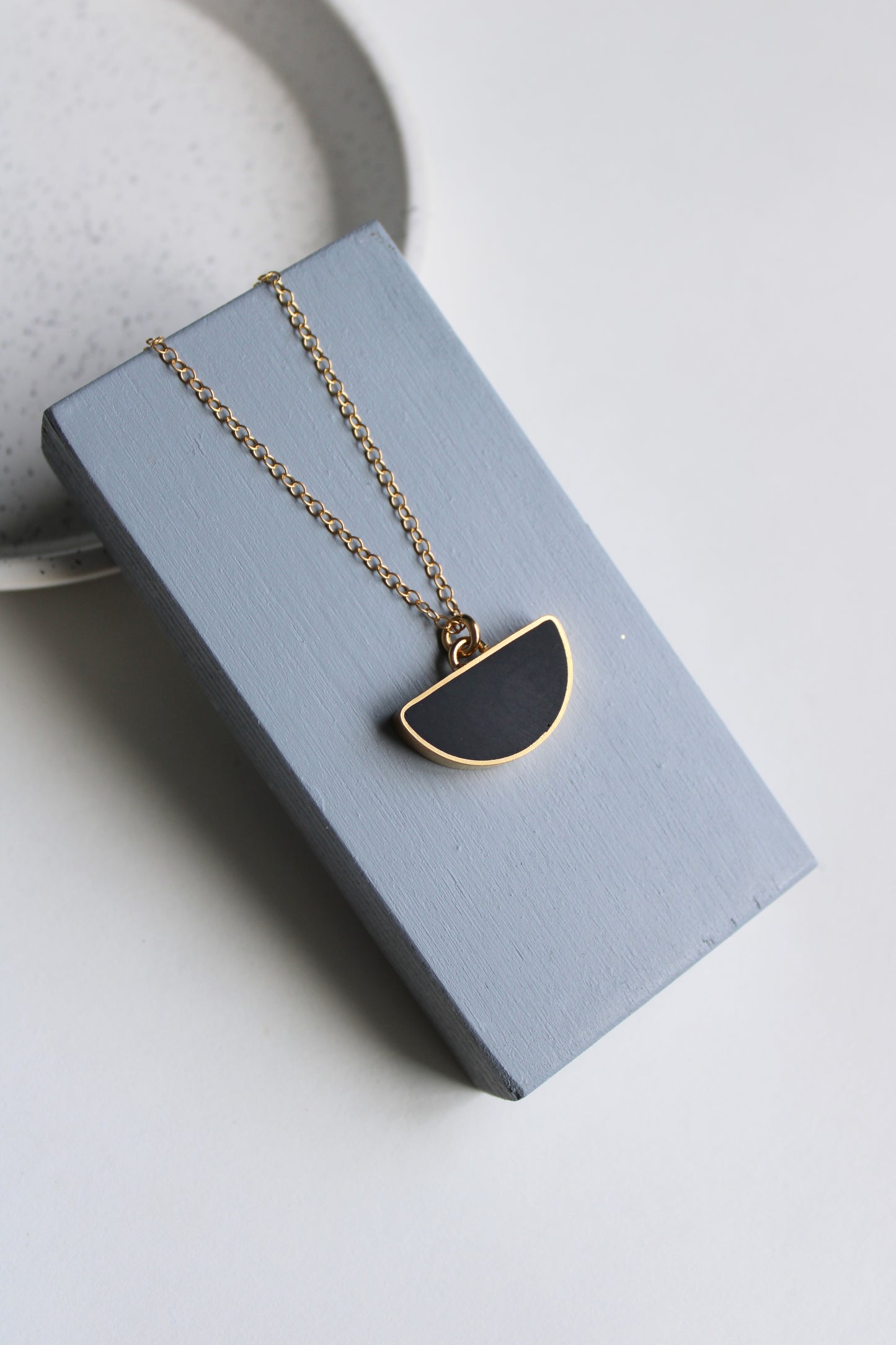 black resin arc pendant gold