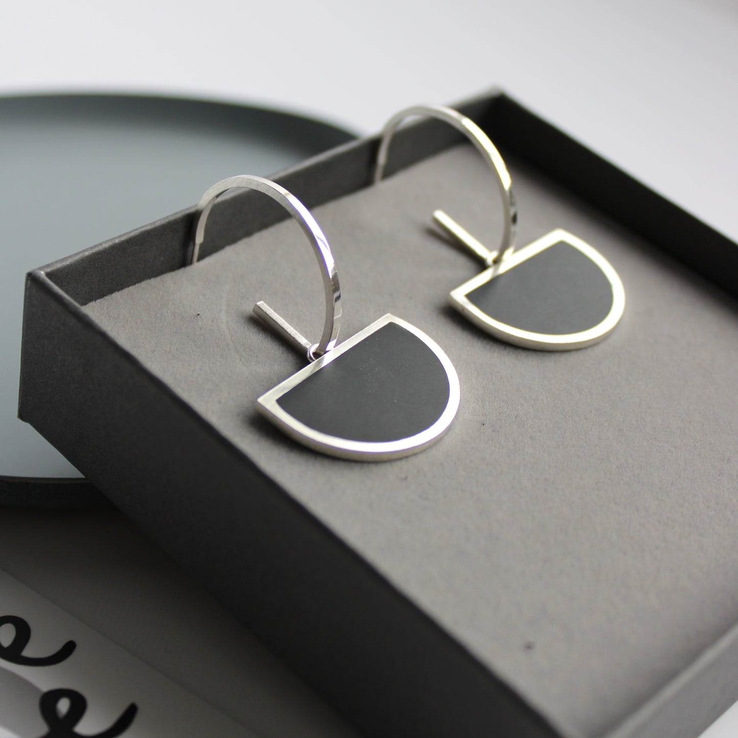 large black resin arc hoop in gift box