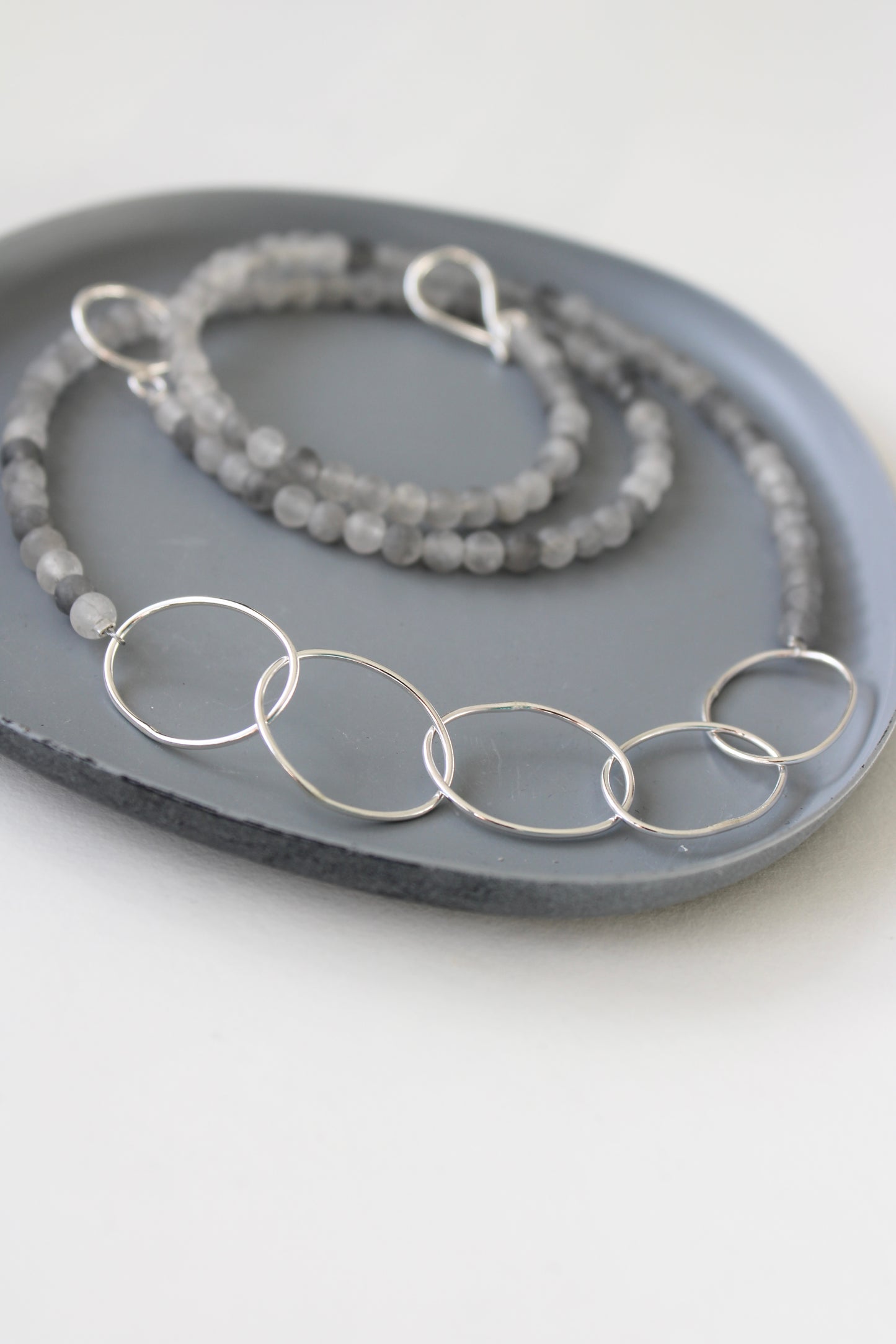 silver pebble link necklace with frosted agate beads