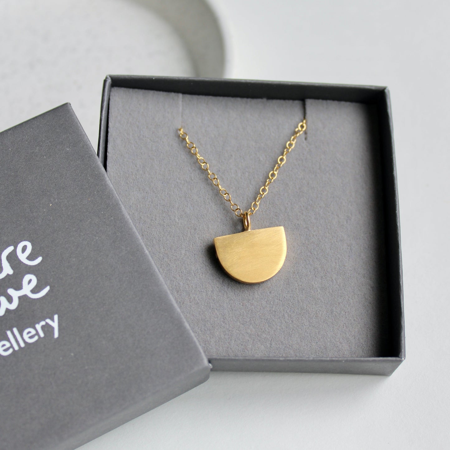 solid arc pendant gold