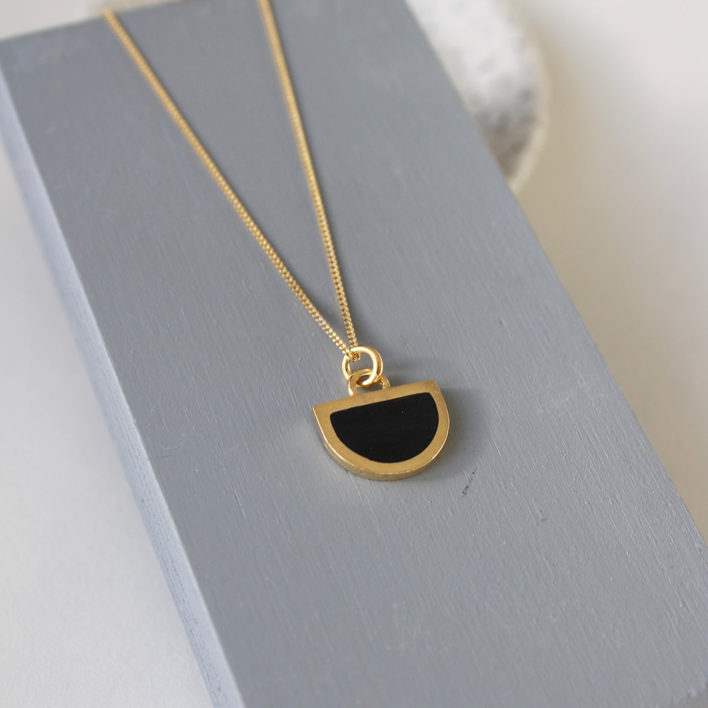 arc tiny pendant gold vermeil and black resin