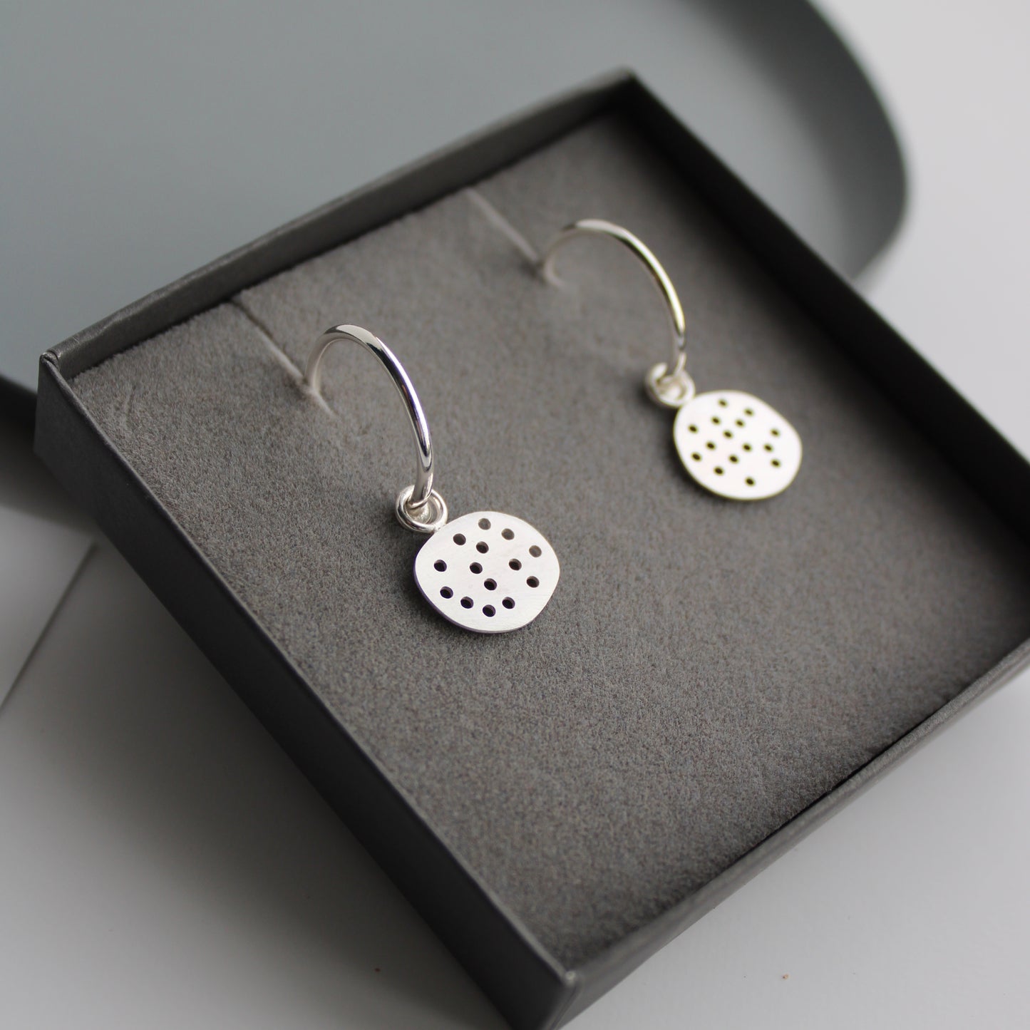 pebble hoop earrings i box