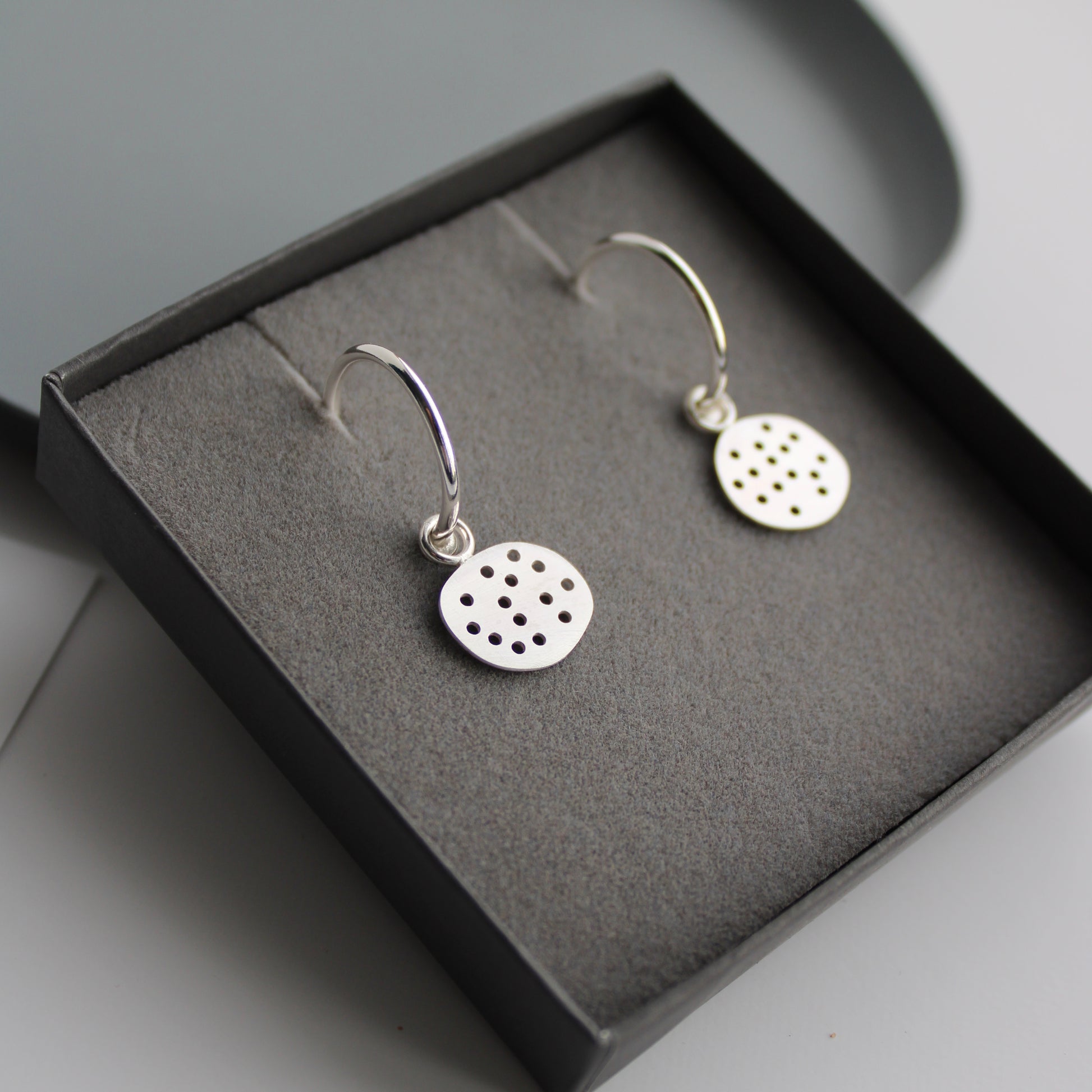 pebble hoop earrings i box