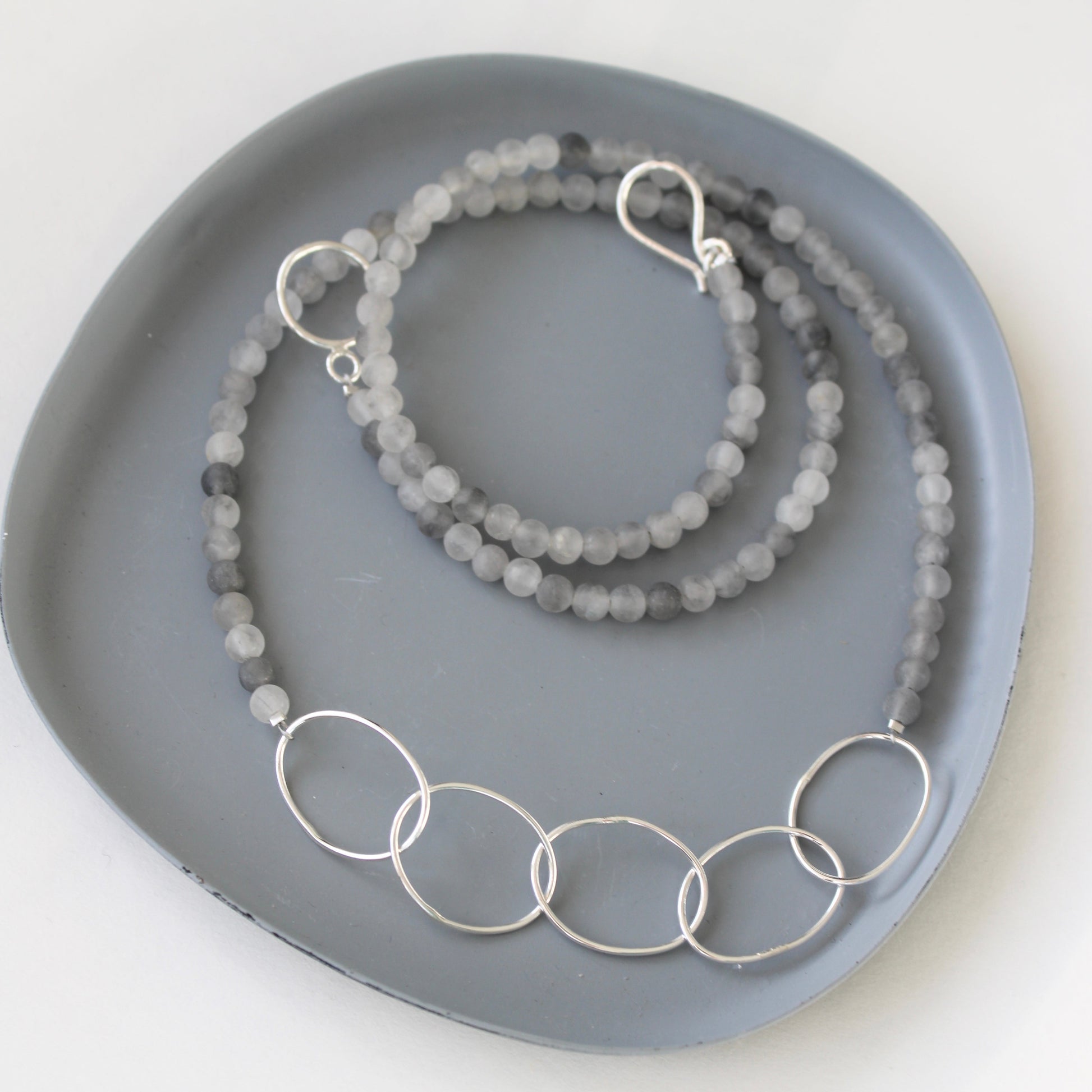 silver pebble link necklace with agate beads