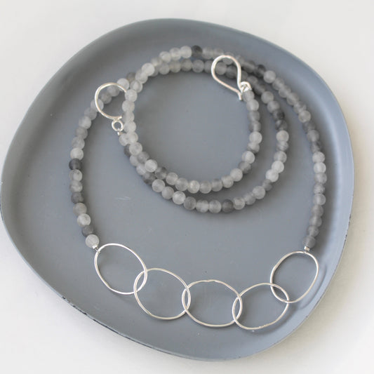 silver pebble link necklace with agate beads